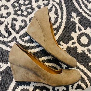 Chinese Laundry Beige Suede Wedges Size 8.5
